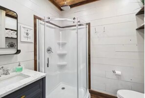 Douche, sĂšche-cheveux, serviettes fournies, savon