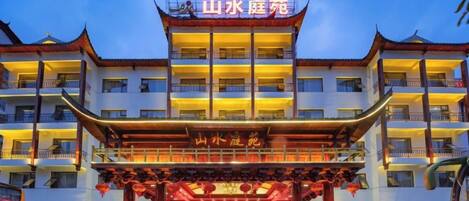 Un hôtel à plusieurs étages doté d’une entrée de style architectural chinois traditionnel.