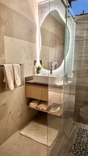 Dusche, Haartrockner, Handtücher, Seife
