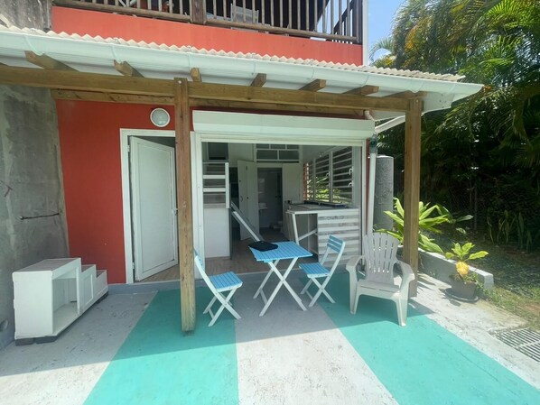 Outdoor dining - Studio in a garden, close to the sea (Le Gosier)