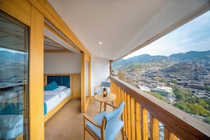 Economy Twin Room, Mountain View | Blackout drapes, soundproofing, free WiFi, bed sheets