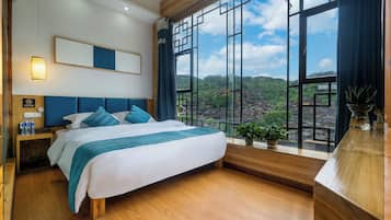 Cortinas blackout, wifi gratis y ropa de cama