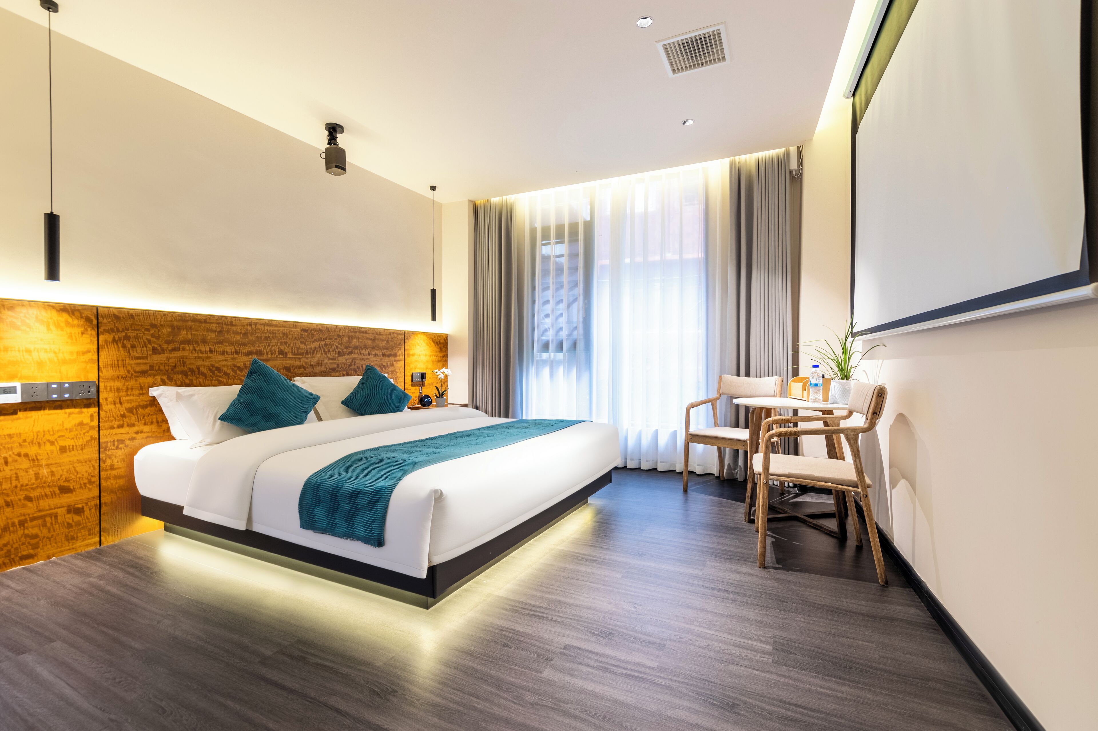 Blackout curtains, free WiFi, bed sheets