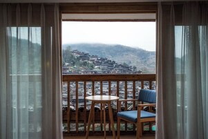 Economy Twin Room, Mountain View | Blackout drapes, free WiFi, bed sheets