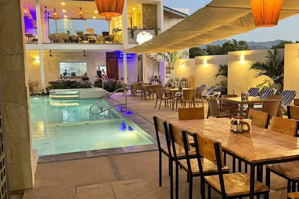 Piscine extérieure, parasols de plage