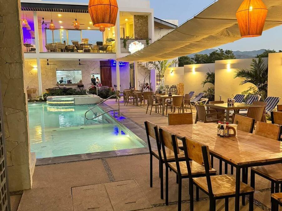 Piscine extérieure, accès possible de 9 h à 21 h, parasols