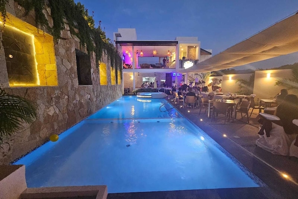 Una piscina al aire libre, sombrillas