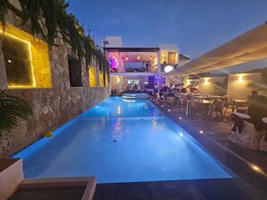 Outdoor pool, open 9:00 AM to 9:00 PM, pool umbrellas - Hotel y Departamentos Sofia (Rincón de Guayabitos)