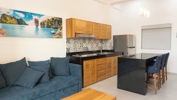 大型冰箱、爐台、咖啡機/沖茶器、鍋具/餐盤/廚房用品