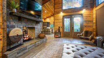 Älytelevisio, takka, kirjoja