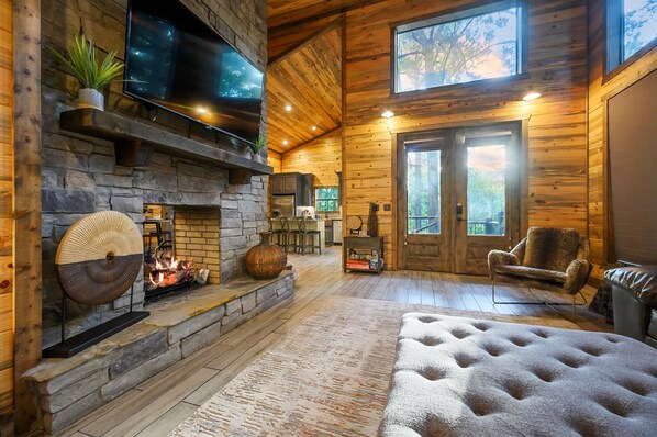 Smart TV, chimenea, libros