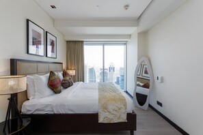 Un hotel moderno con una cama grande, vistas a la ciudad y un diseño de espejo único.