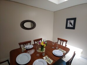 Dining - Creekfront 3-bedroom house with WiFi, AC in Happy Camp (Happy Camp)