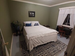 3 bedrooms, WiFi, bed sheets - Creekfront 3-bedroom house with WiFi, AC in Happy Camp (Happy Camp)