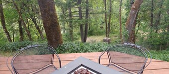 Creekfront 3-bedroom house with WiFi, AC in Happy Camp