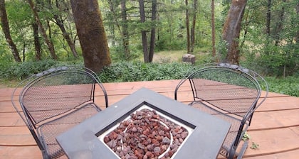 Creekfront 3-bedroom house with WiFi, AC in Happy Camp