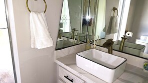 Haartrockner, Handtücher, Seife, Shampoo