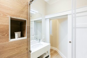 Regadera, secadora de cabello, toallas, jabón 