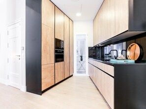 Kjøleskap, mikrobølgeovn, ovn og oppvaskmaskin