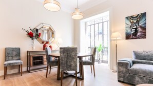 Un salon moderne comprenant un coin repas, une cheminée et une grande fenêtre offrant une belle vue.