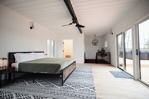 4 bedrooms, desk, travel cot, WiFi