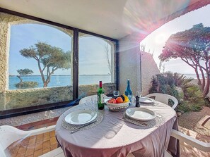 屋外ダイニングエリア