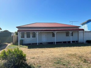 Exterior - Seaside shack on the empty beachfront remote, only 12 mins from Yorktown. (Port Moorowie)