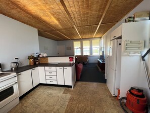 Fridge, microwave, oven, stovetop - Seaside shack on the empty beachfront remote, only 12 mins from Yorktown. (Port Moorowie)