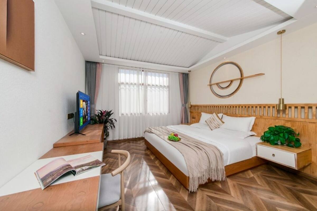 Habitación doble urbana, vista a la ciudad | Caja de seguridad en la habitación, escritorio y cortinas blackout 
