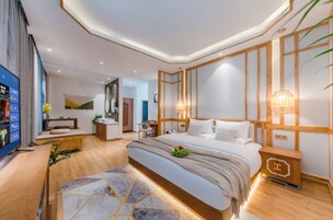 奢华套房, 城市景观 | 2 多间卧室、客房内保险箱、办公桌、遮光窗帘