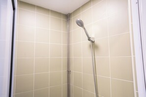 Doccia, bidet, asciugamani, sapone