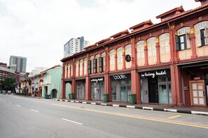 Une rangée de bâtiments aux couleurs vives, sur laquelle on peut voir une enseigne bien visible indiquant « Living Hostel ».