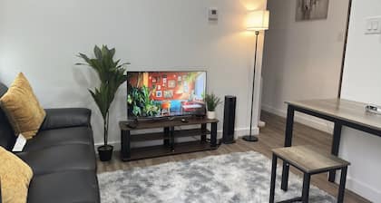 New Construction 1-Bedr Mother-In-Law Quarters with Private Entrance in Dallas