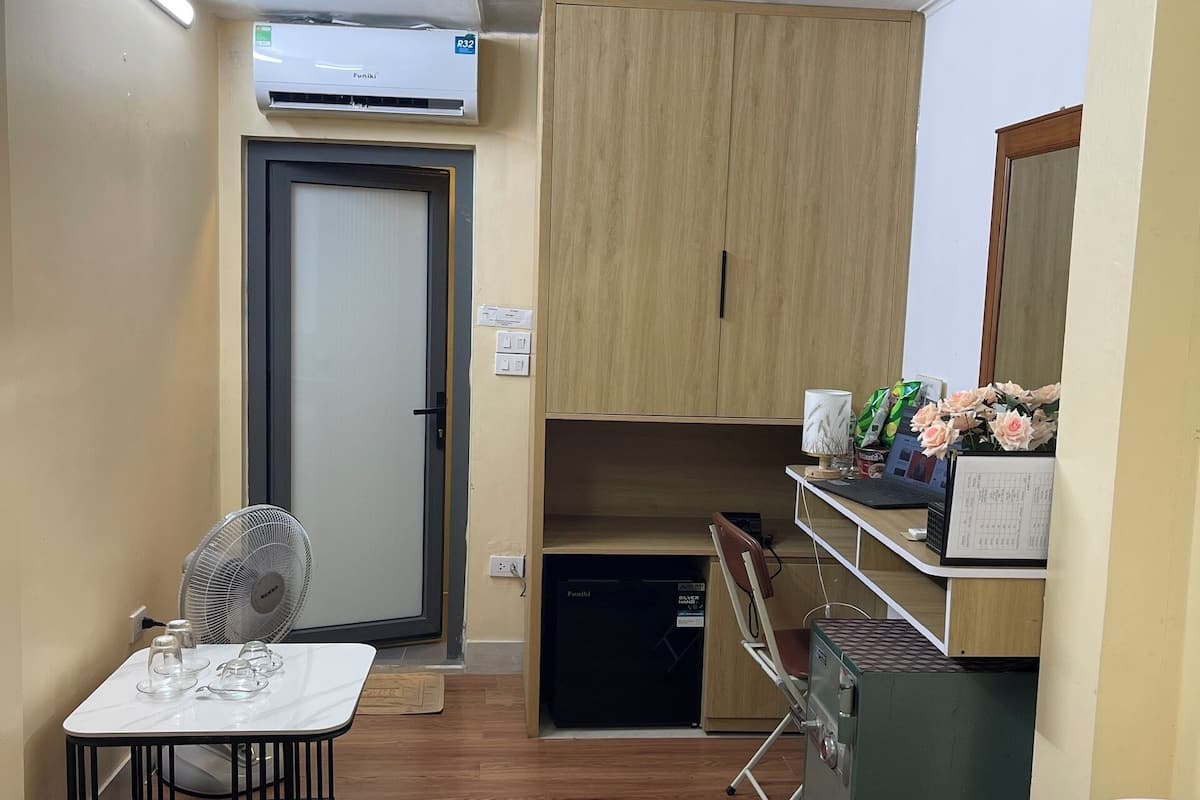 Standard Room, 1 King Bed, Non Smoking, No Windows | Desk, laptop workspace, blackout drapes, soundproofing