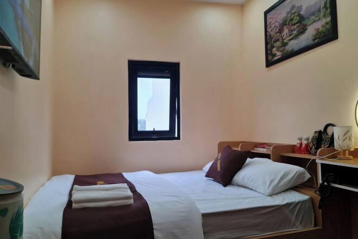 Escritorio, espacio para trabajar con laptop y cortinas blackout