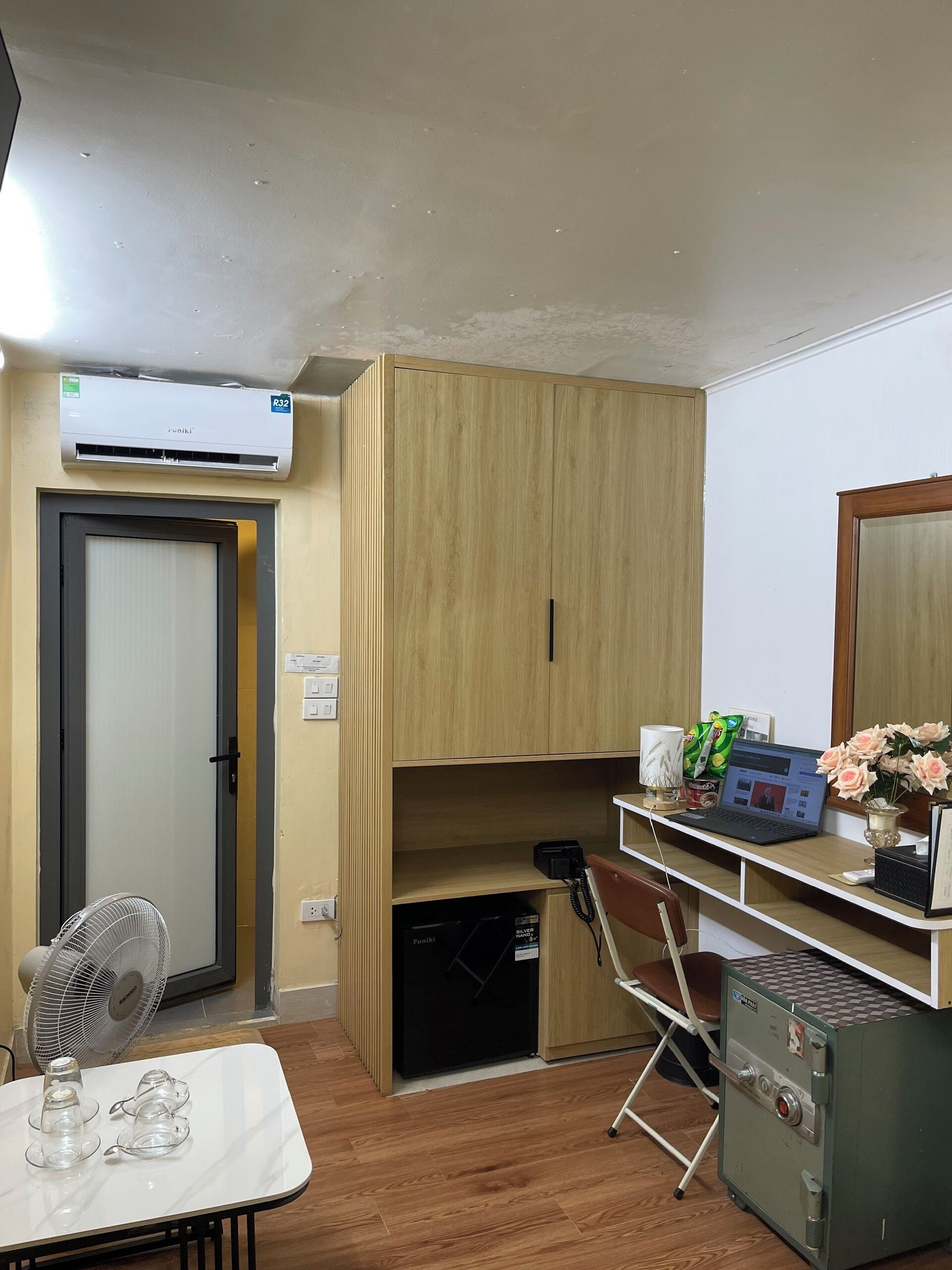 مكتب ومساحة عمل للكمبيوتر المحمول وستائر تعتيم وتجهيزات عازلة للصوت