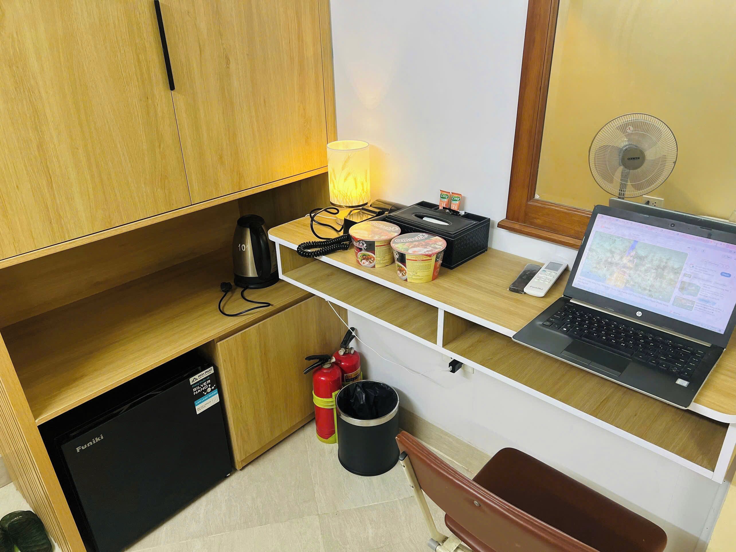 Standard Room, 1 King Bed, Non Smoking, No Windows | Desk, laptop workspace, blackout drapes, soundproofing
