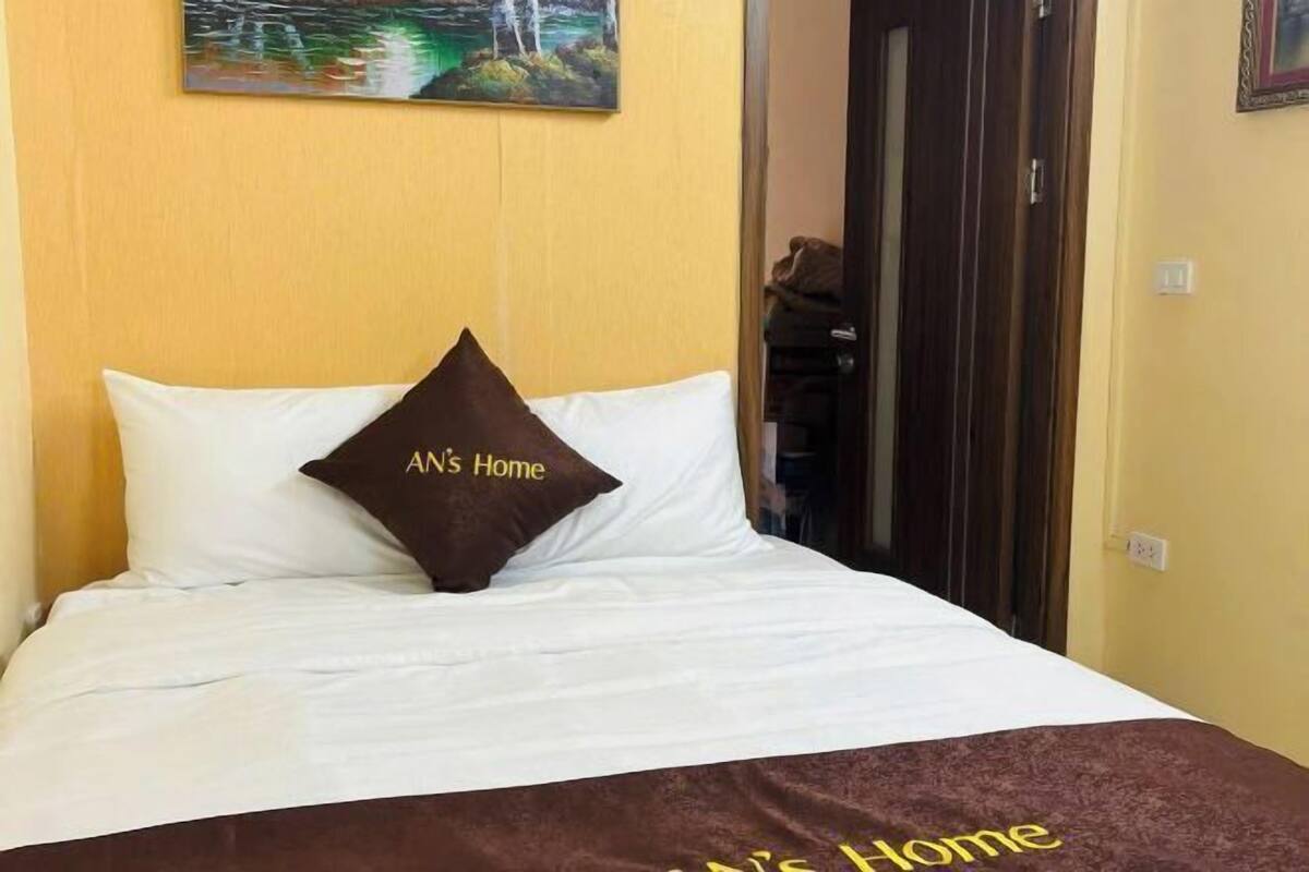 Escritorio, espacio para trabajar con laptop y cortinas blackout