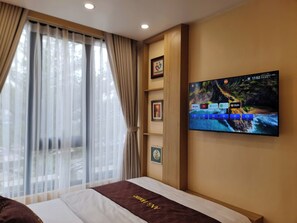 Kamar Double Mewah, pemandangan kota | Meja kerja, ruang kerja ramah laptop, dan tirai kedap cahaya