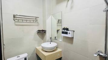 Shower, free toiletries, hair dryer, towels