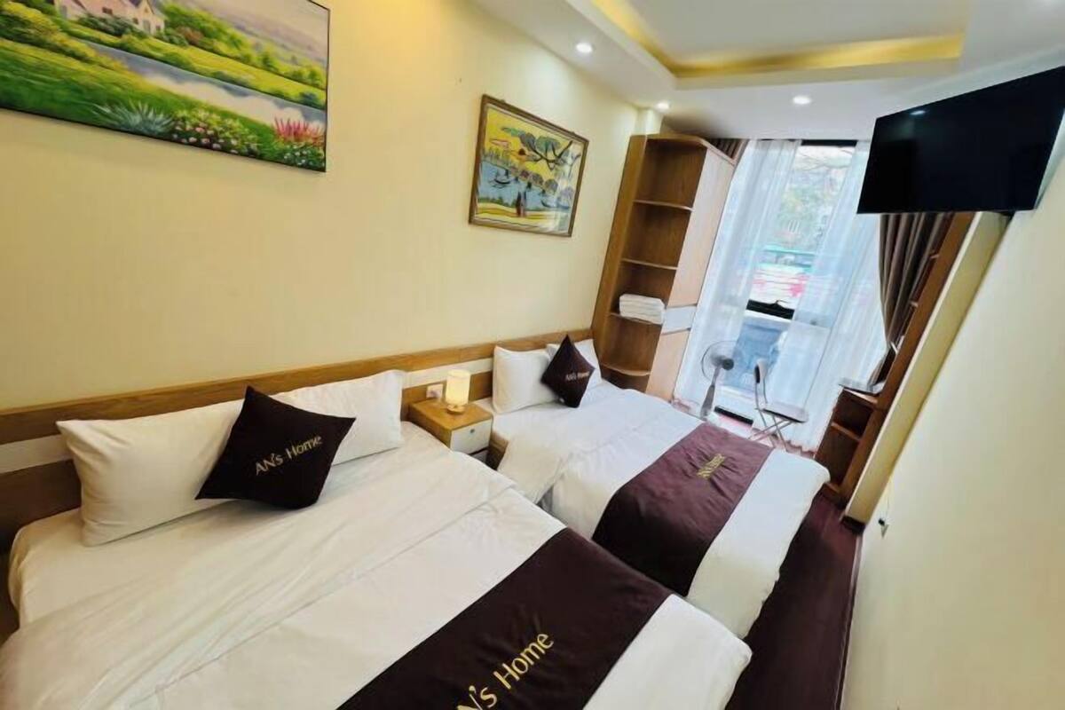 Escritorio, espacio para trabajar con laptop y cortinas blackout