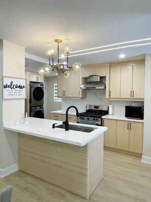 Geladeira, micro-ondas, fogão, cooktop