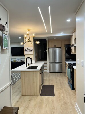 Kjøleskap, mikrobølgeovn, ovn og kokeplater