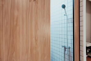 Pancuran mandi, pengering rambut, tuala disediakan, sabun 