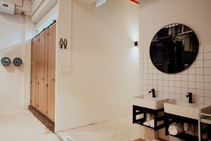 Een douche, een haardroger, handdoeken, zeep