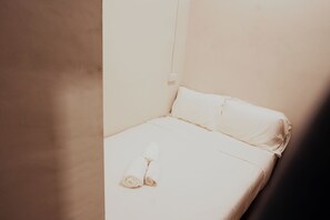 Een strijkplank/strijkijzer, gratis wifi, beddengoed