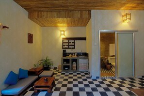 Deluxe House, Balcony