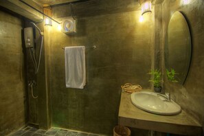Bathroom - Old Khmer House (Siem Reap)