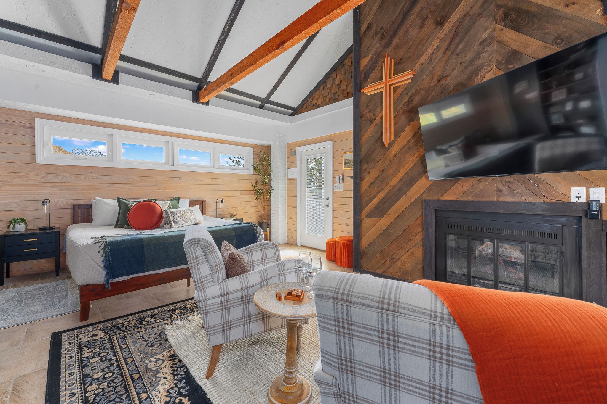 6 bedrooms, travel crib, WiFi, bed sheets