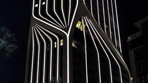 Un bâtiment moderne aux lignes verticales et doté d’une conception architecturale unique.